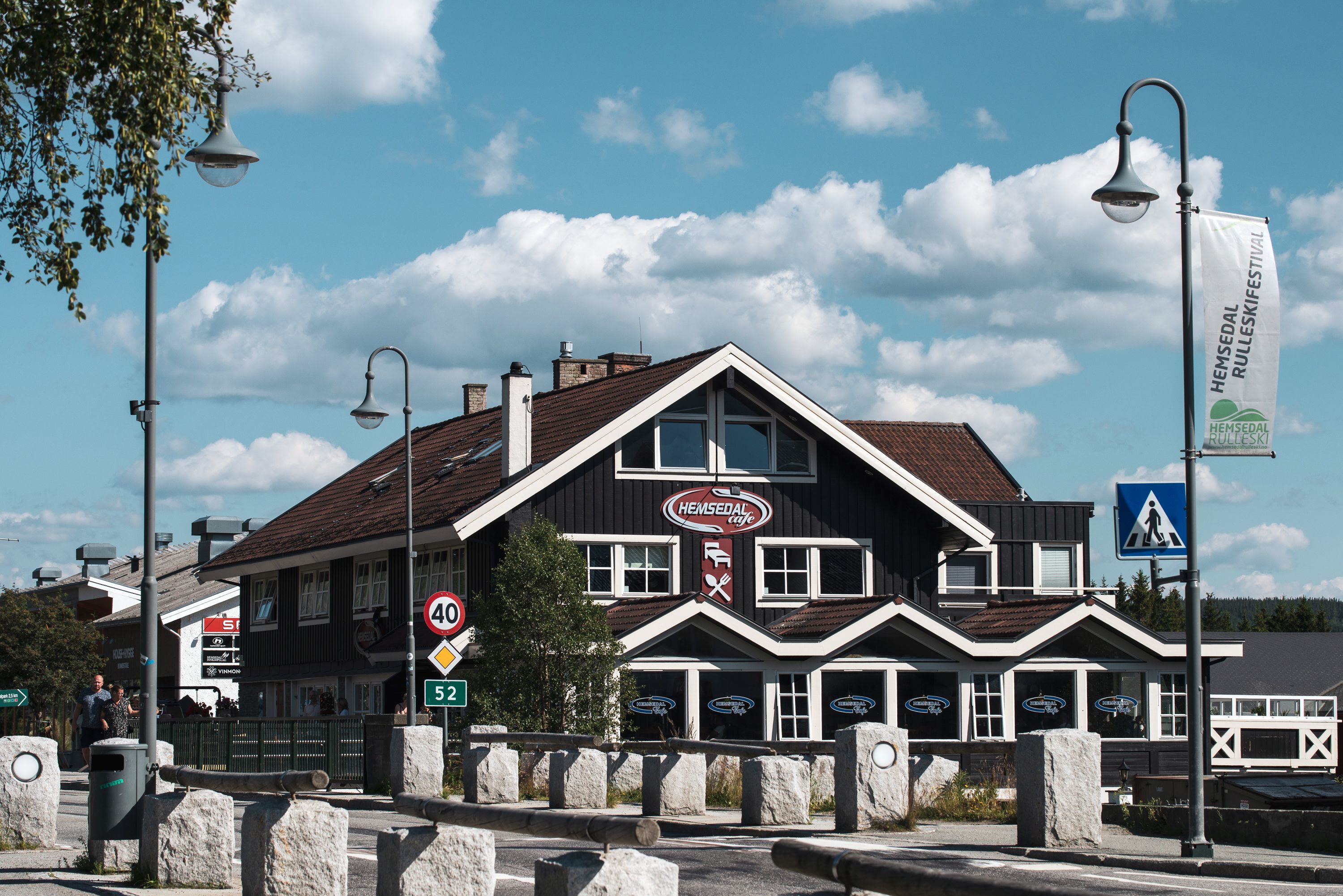 Utenfor hemsedal cafe, avstands-bilde (sommeren)