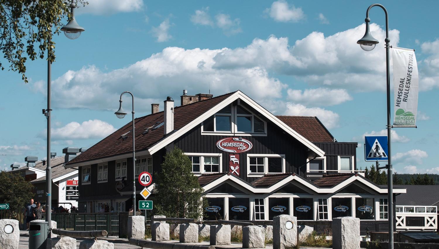 Utenfor hemsedal cafe, avstands-bilde (sommeren)