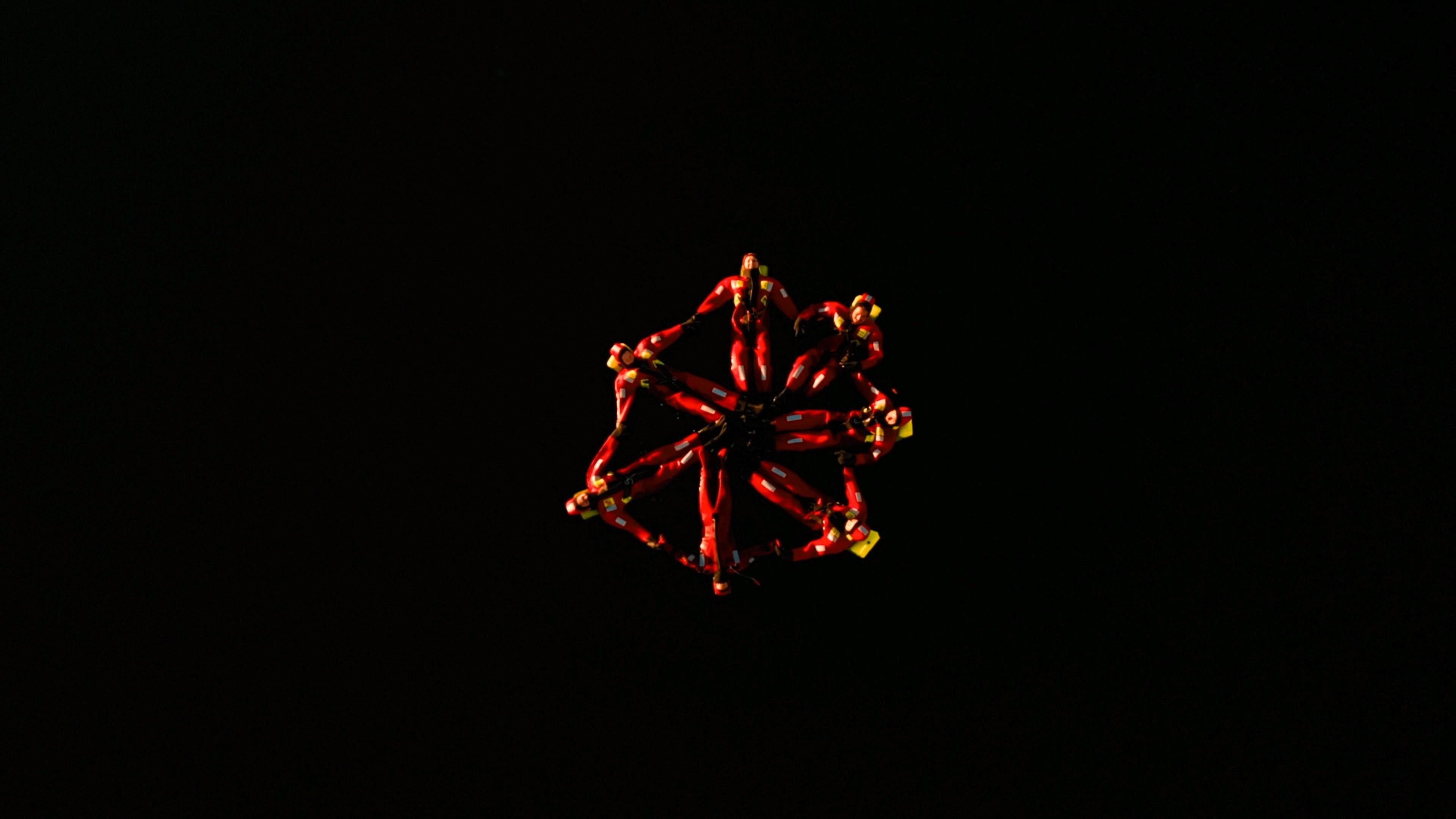 Flere gjester som flyter i vannet