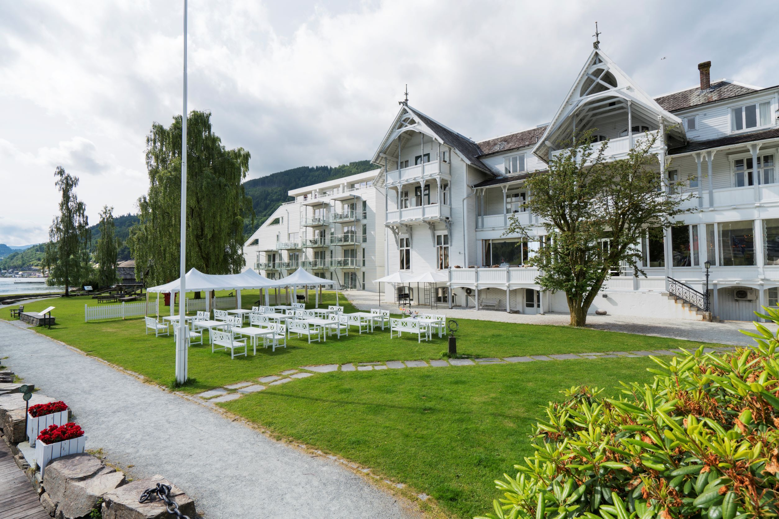 Thon Hotel Sandven – sjarmerande historisk hotell med vakker hage ved fjorden.