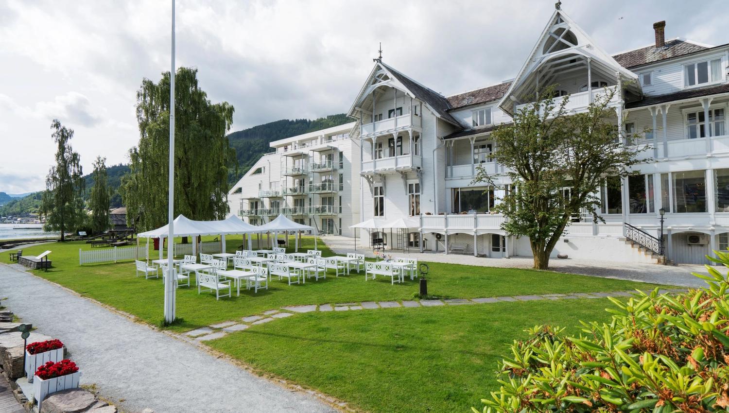 Thon Hotel Sandven – sjarmerande historisk hotell med vakker hage ved fjorden.