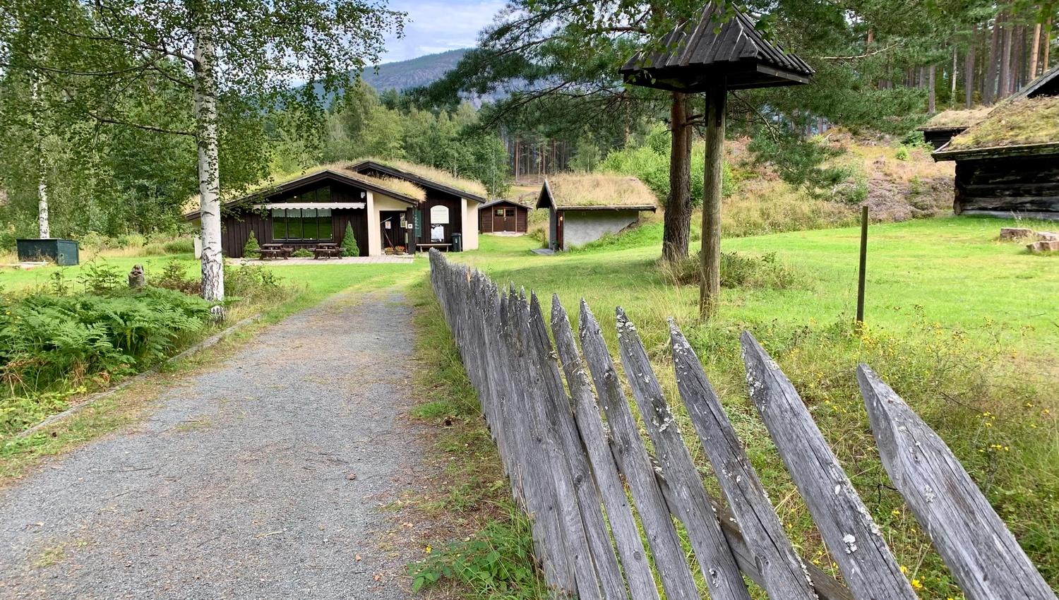 Utsondhalli og inngangen til Kviteseid bygdetun.