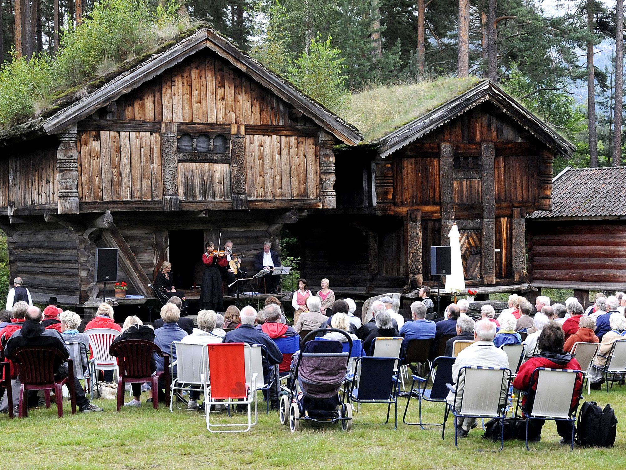 Konsert på Kviteseid bygdetun, Vest-Telemark museum.
