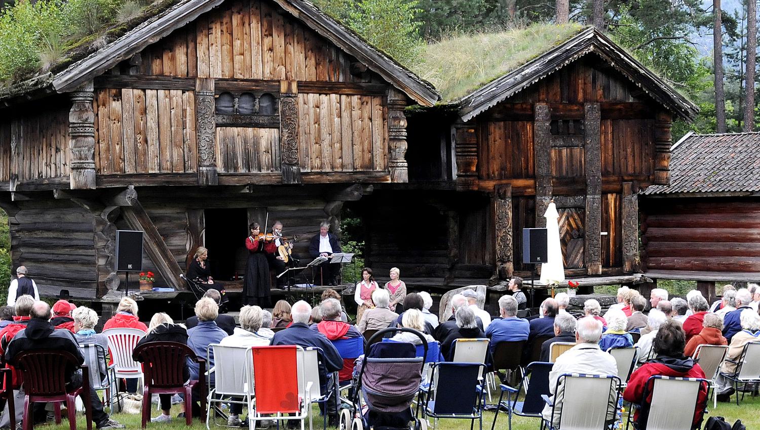 Konsert på Kviteseid bygdetun, Vest-Telemark museum.