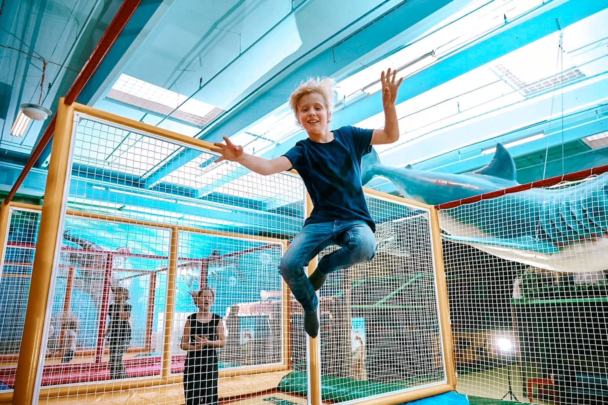 Barn som hopper på trampoline. Foto.