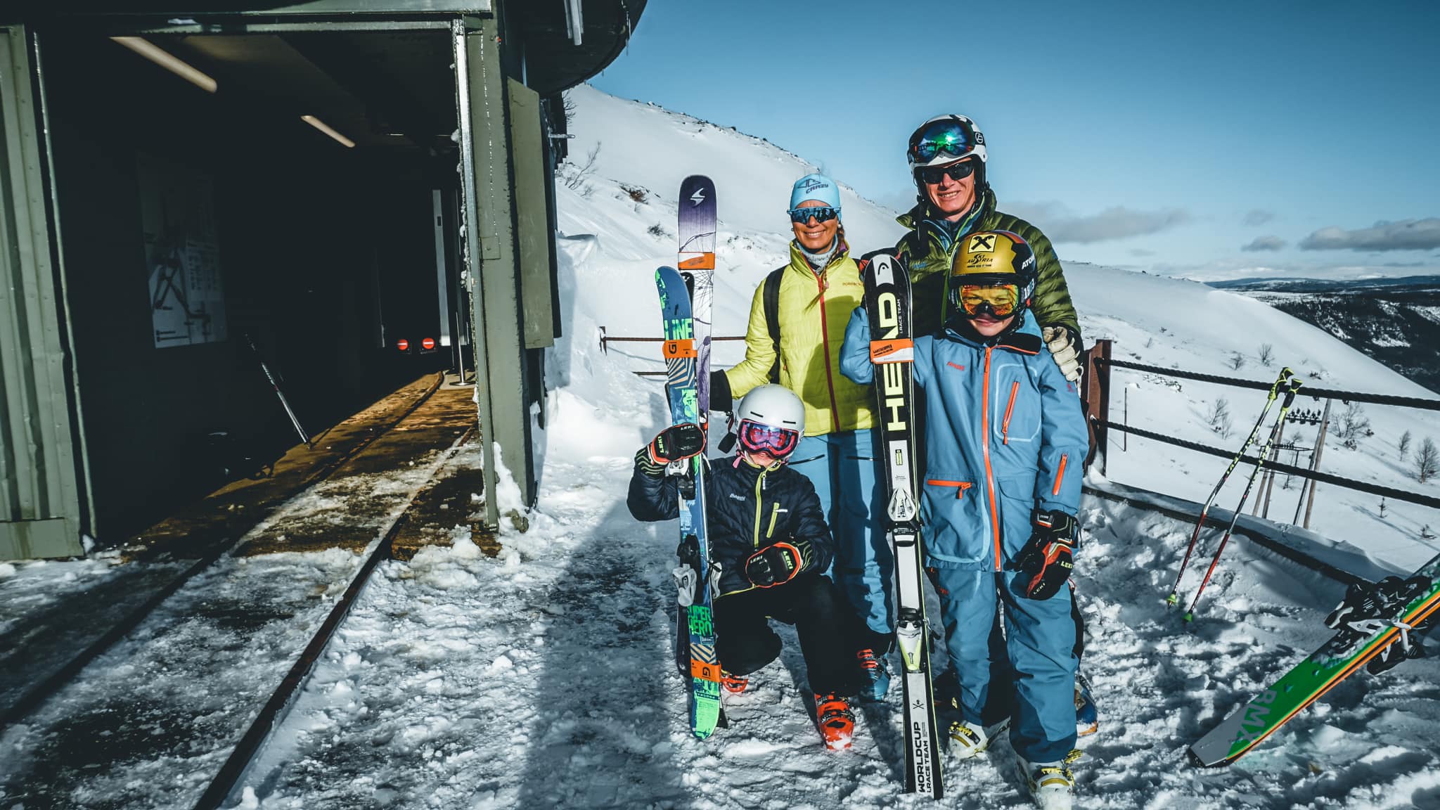 folk med ski ved Gaustabanen