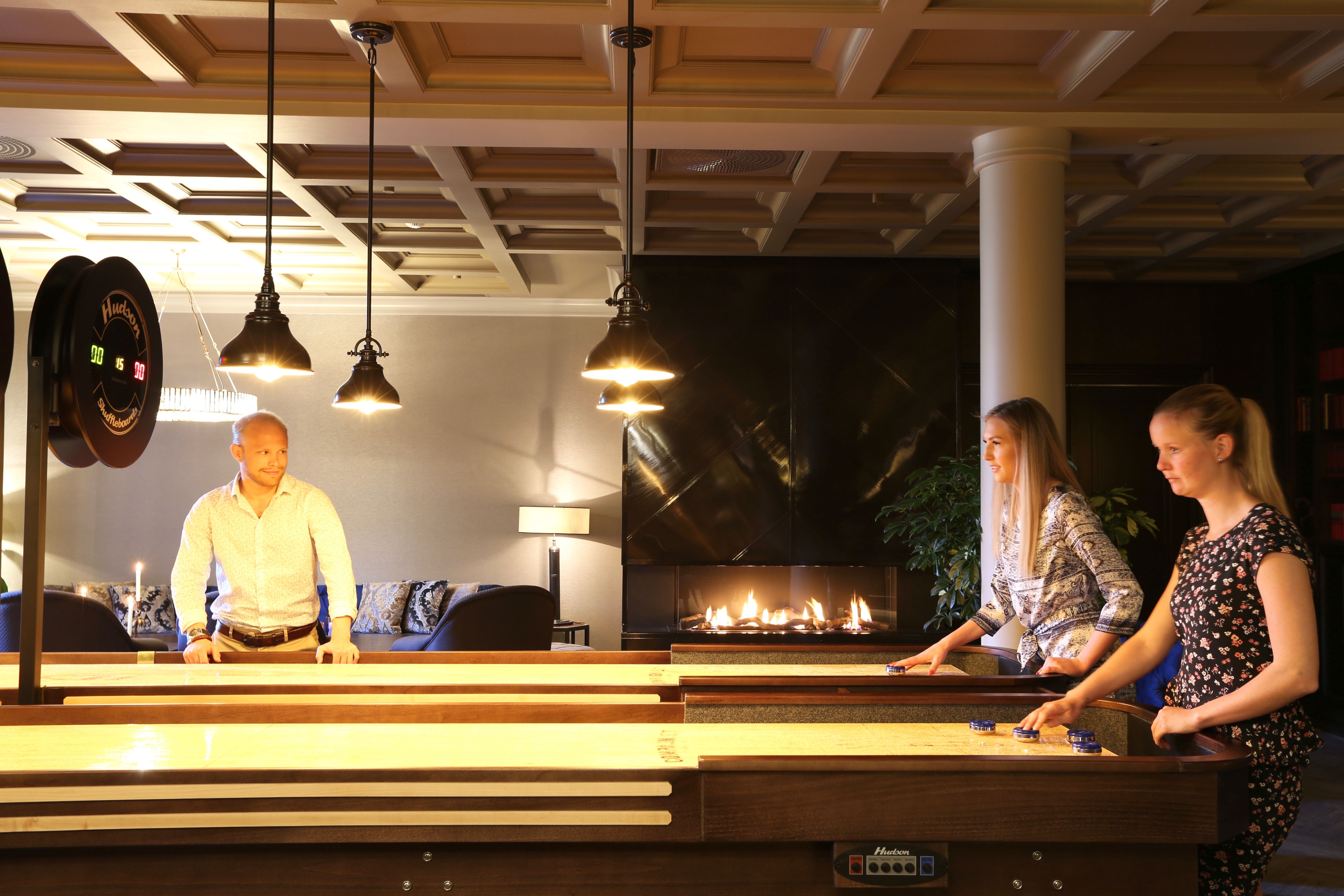shuffle board med mennesker