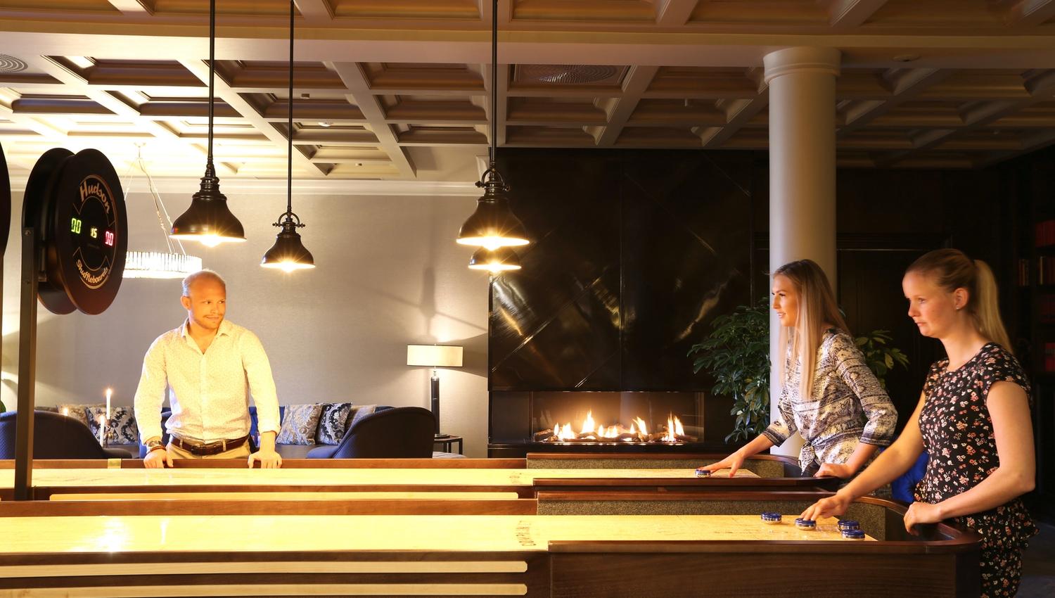 shuffle board med mennesker