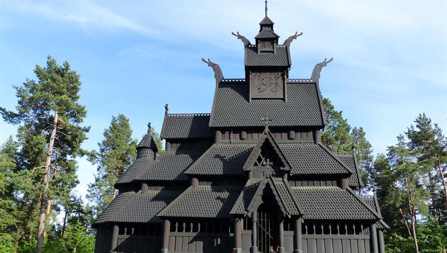 Gol Stavkirke på en sommerdag. Norsk Folkemuseum.