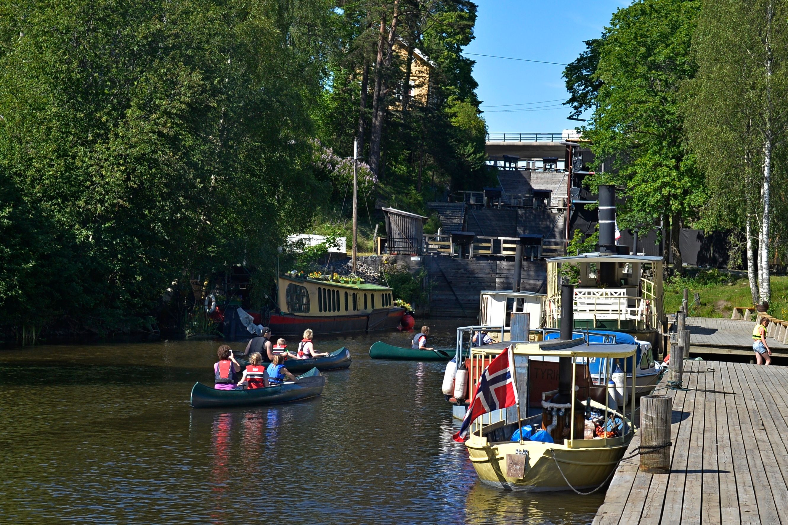Personer i kanoer ved Ørje Sluser