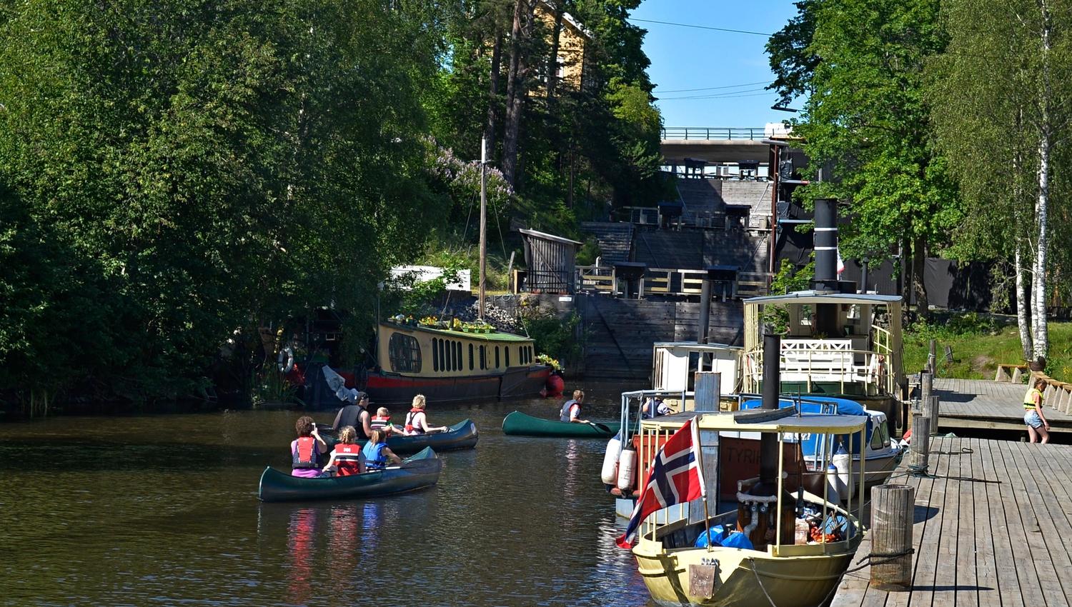 Personer i kanoer ved Ørje Sluser