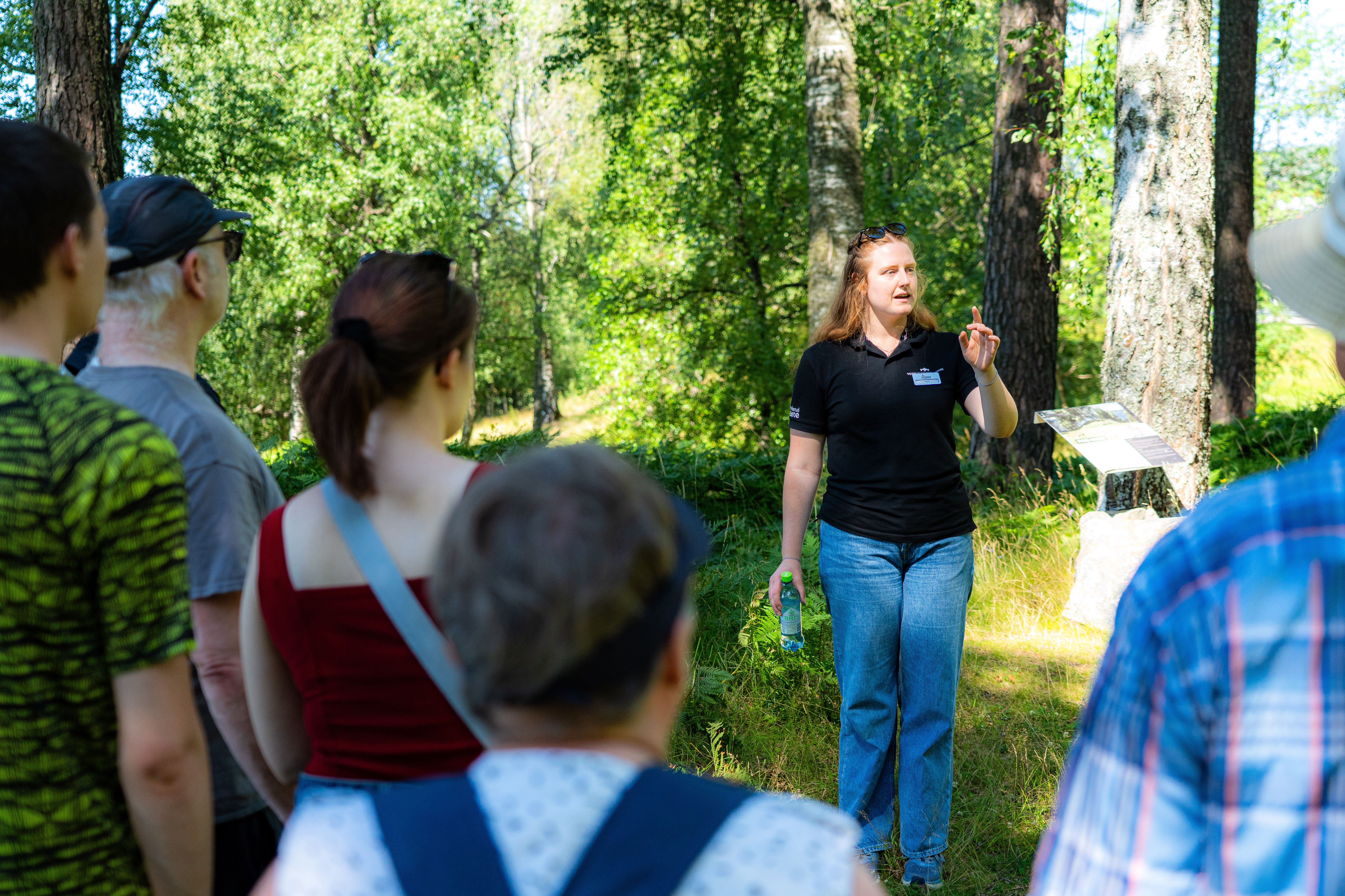 Veien Kulturminnepark i Hønefoss. Omvisning ute i gravhaugområde