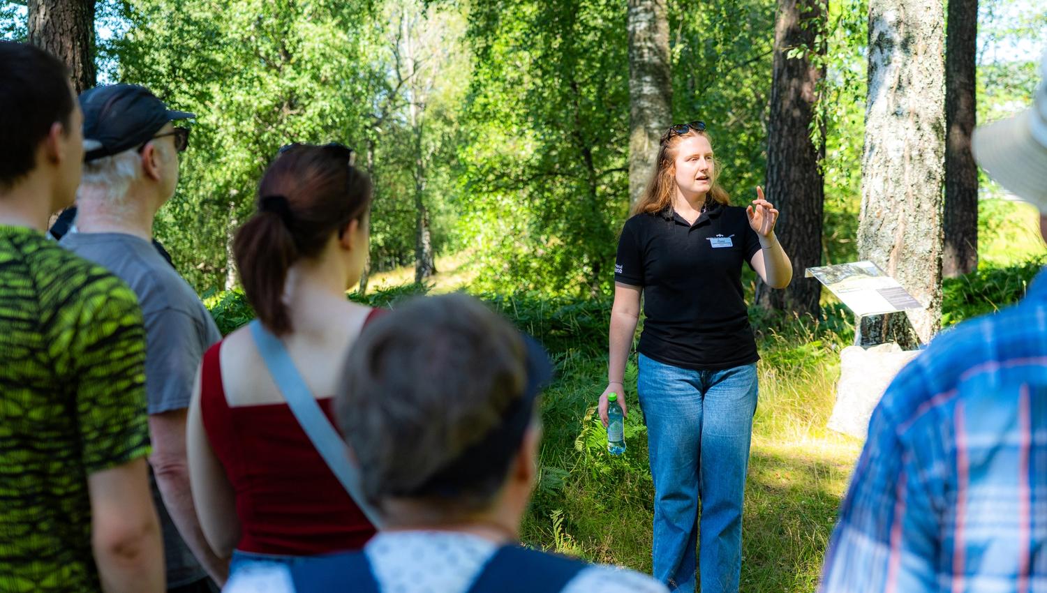 Veien Kulturminnepark i Hønefoss. Omvisning ute i gravhaugområde