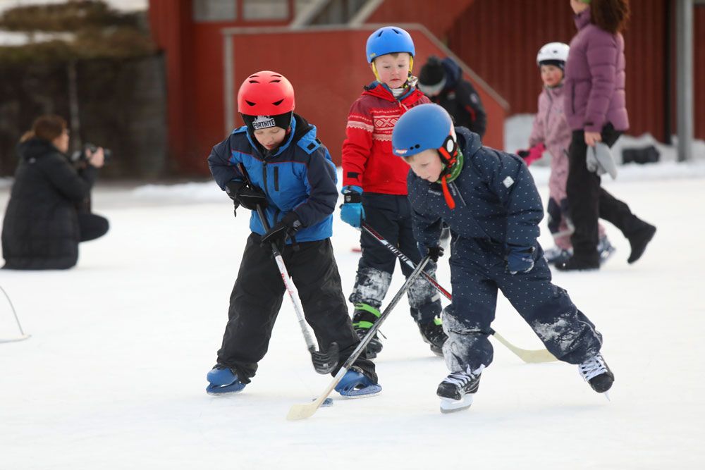 barn spiller ishokey på skøytebanen i Skien fritidspark