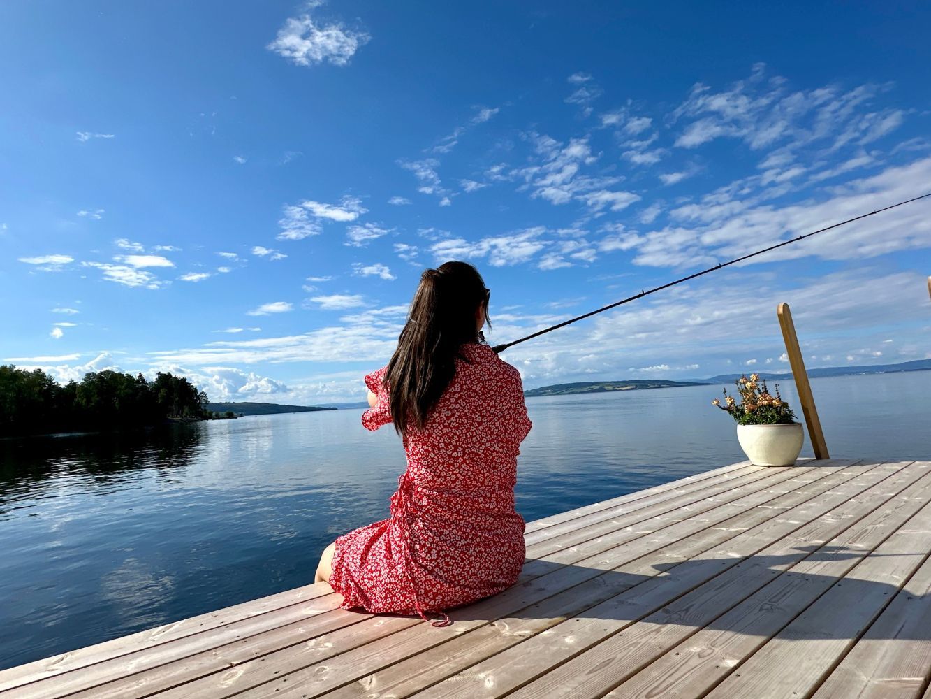 Panoramahytter i Evjua Strandpark, fisking fra bryggekanten