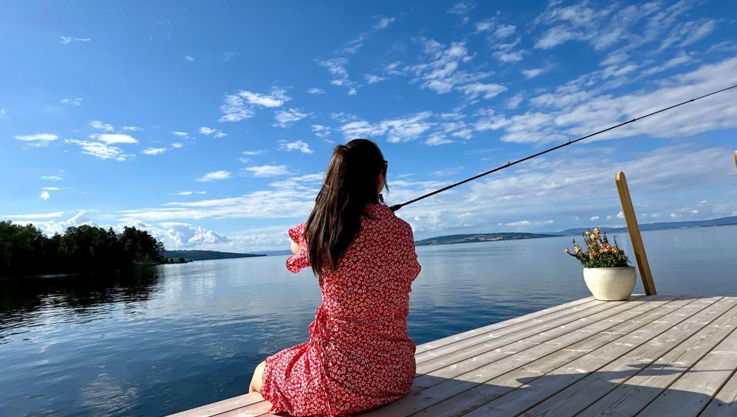 Panoramahytter i Evjua Strandpark, fisking fra bryggekanten
