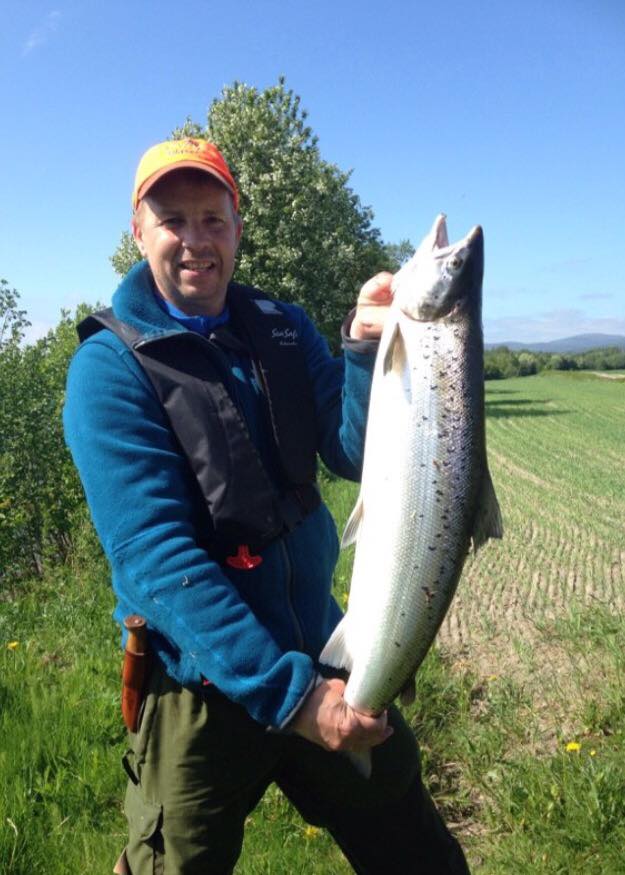 Mann med laks ved Namsen