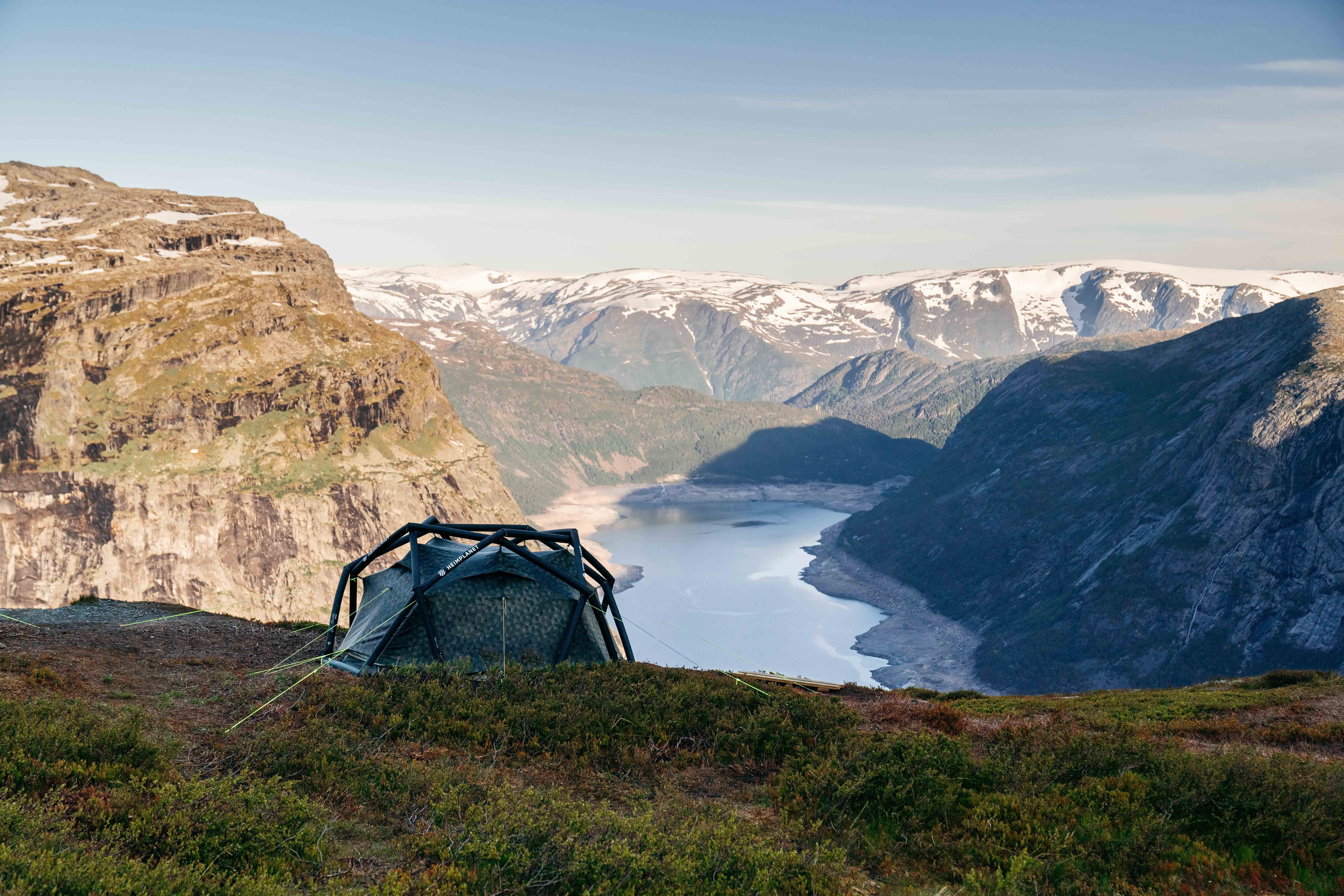 Privat teltleir med fantastisk utsikt over fjella rundt Trolltunga.