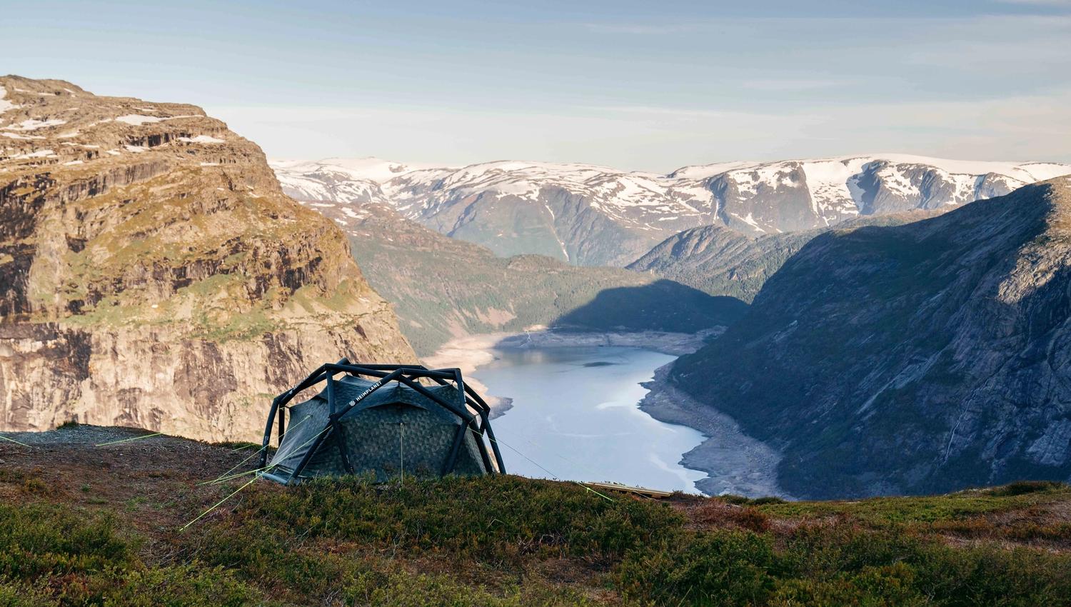 Privat teltleir med fantastisk utsikt over fjella rundt Trolltunga.