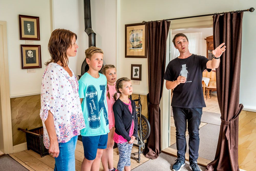 familie på omvisning på Henrik Ibsen museum