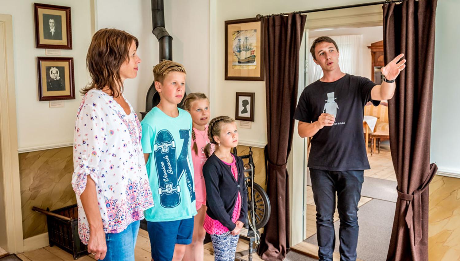 familie på omvisning på Henrik Ibsen museum