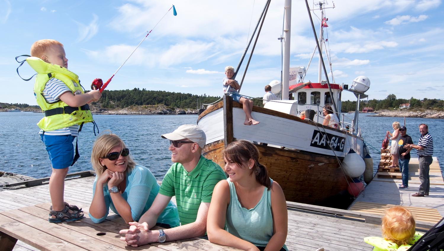 Familie på tur med Badebåden Østerøy