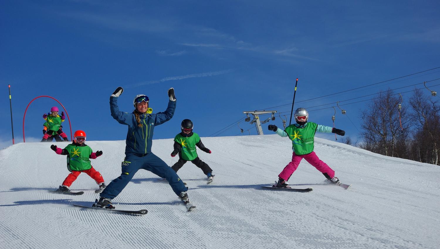 Skiskole gruppe barn