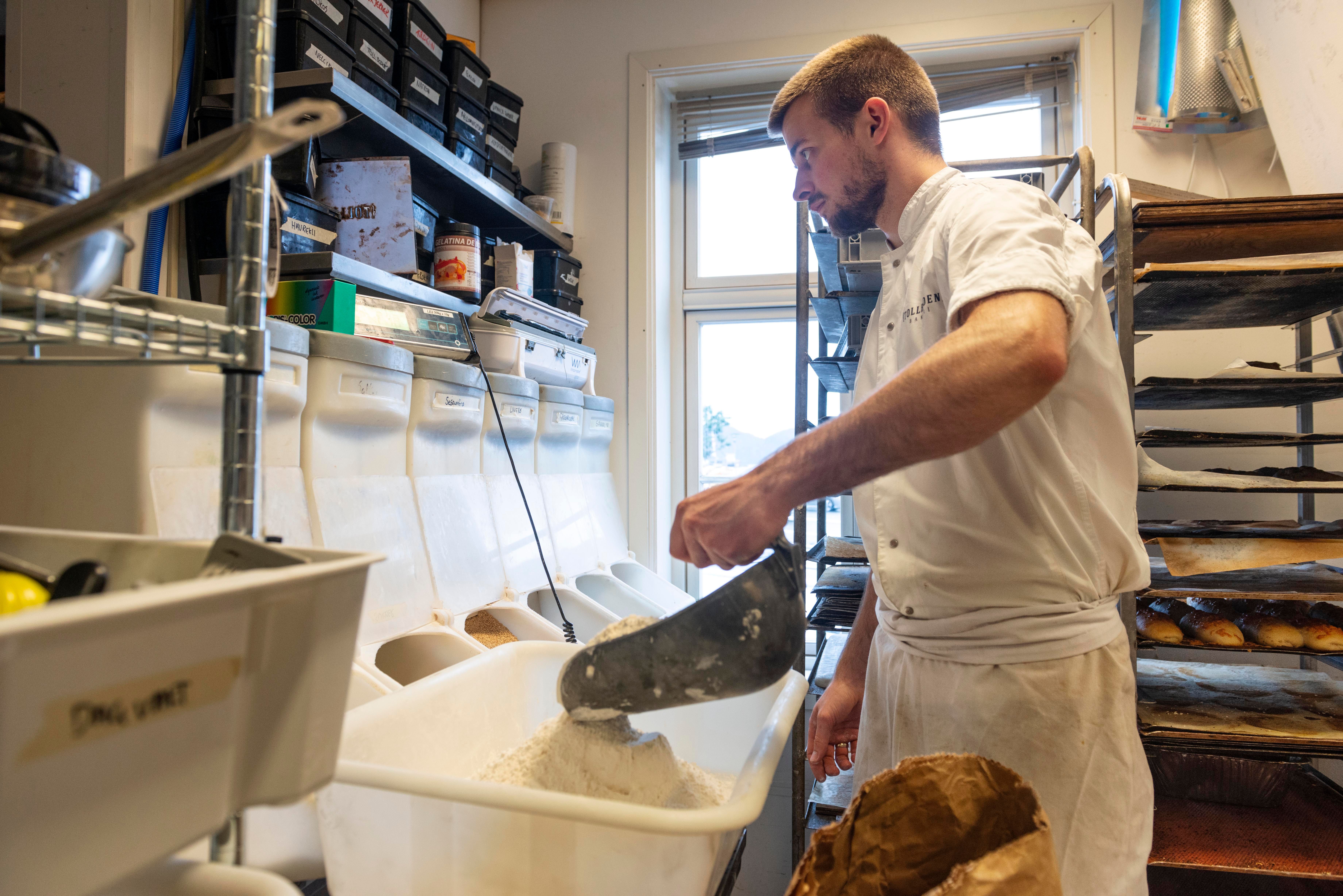 Jonathan Burt veier opp mel - Tollboden Bakeri