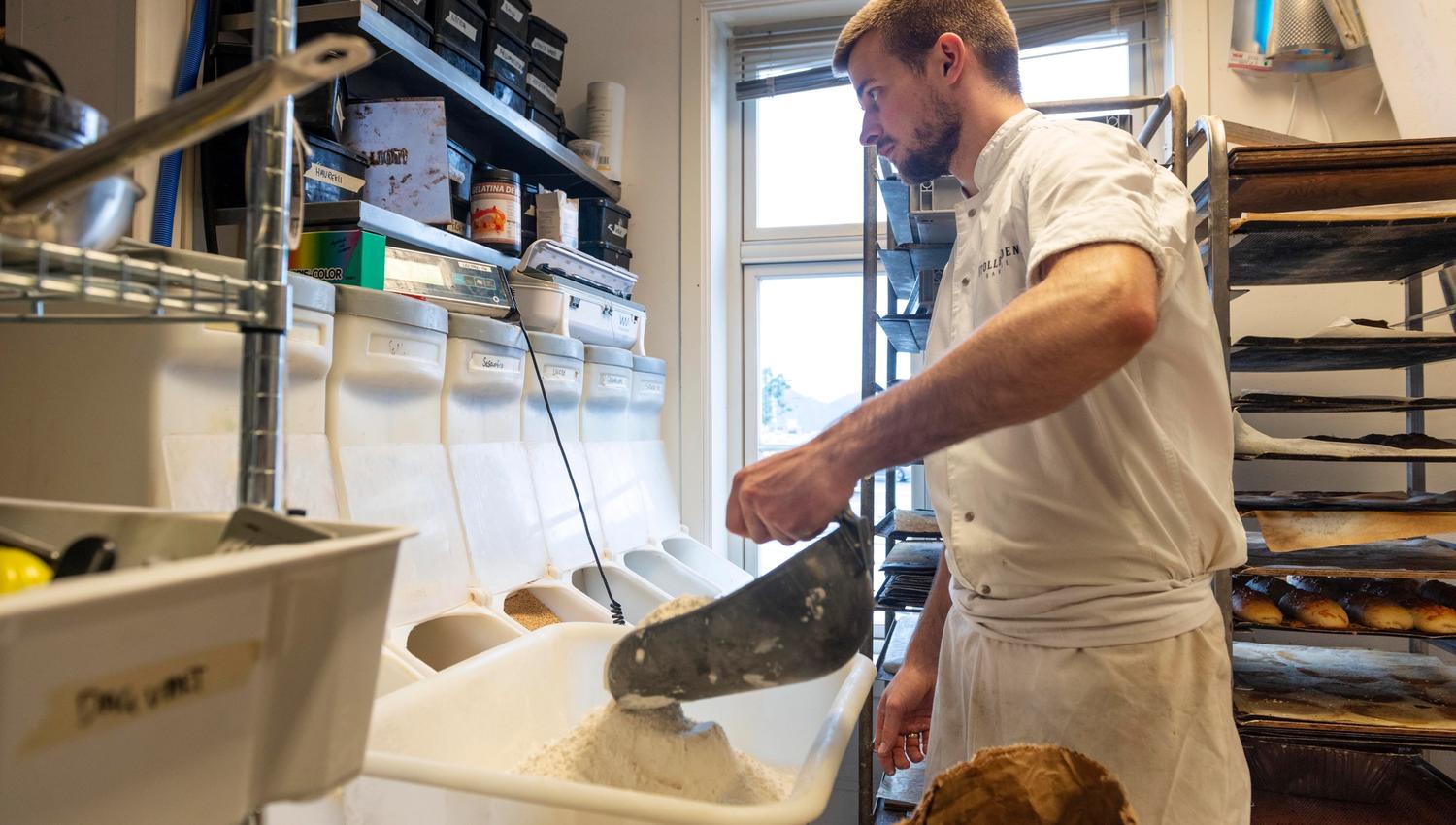 Jonathan Burt veier opp mel - Tollboden Bakeri