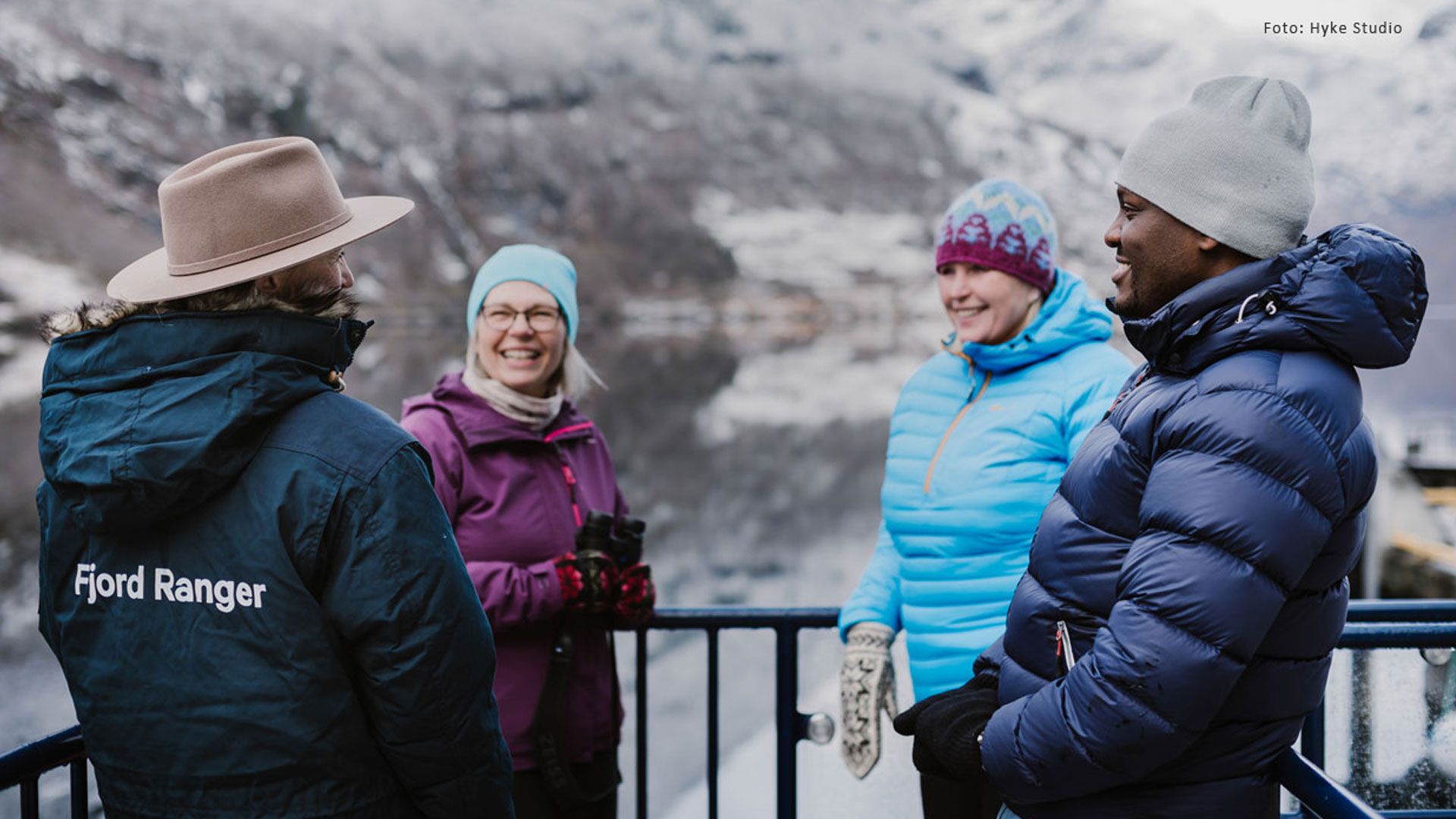 Fjord Ranger på dekk med gjester