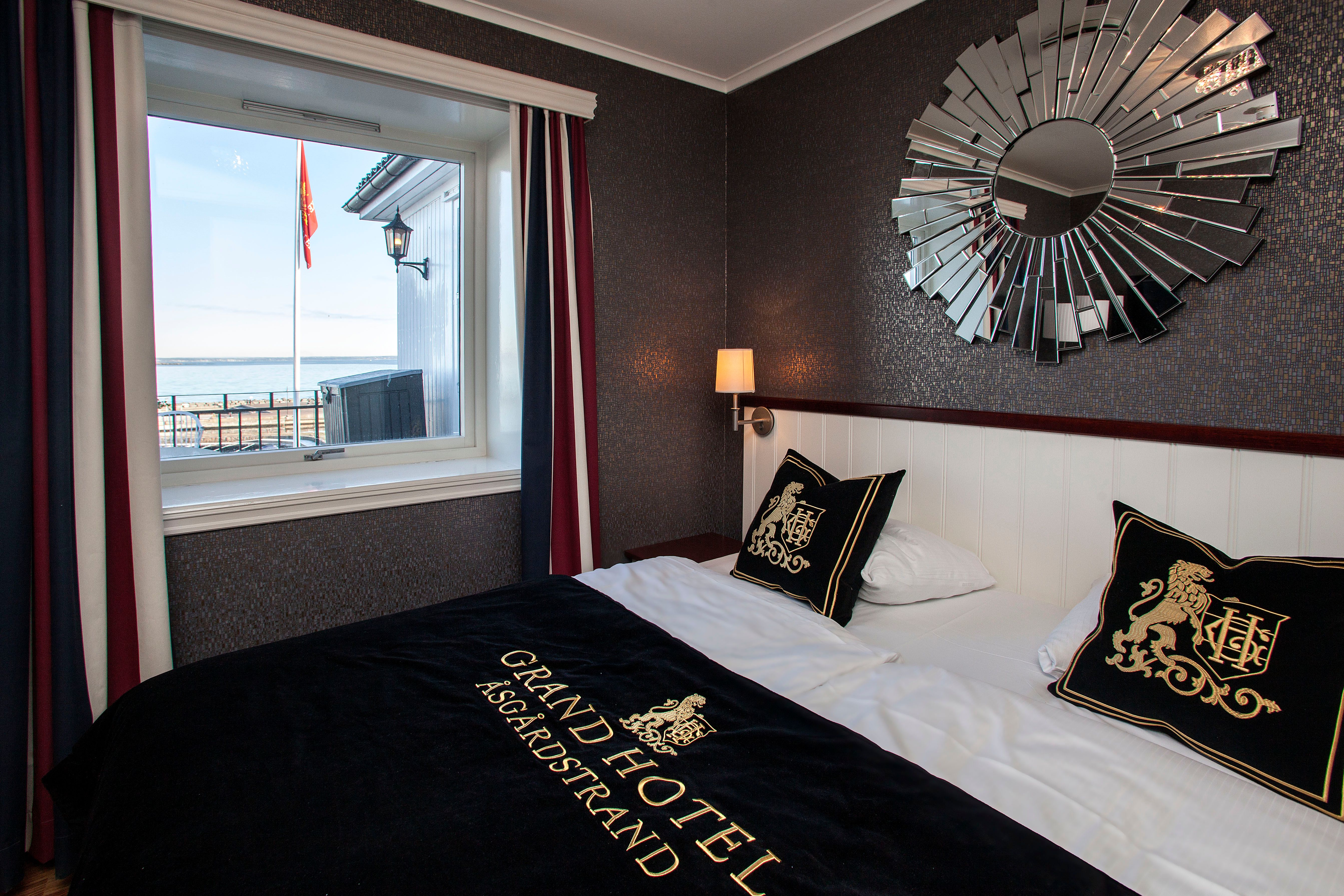 stor seng på hotellrommet