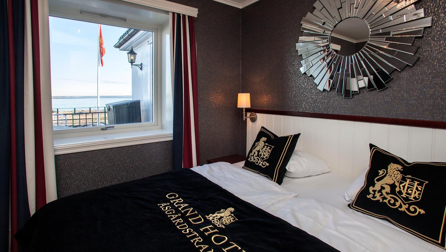 stor seng på hotellrommet