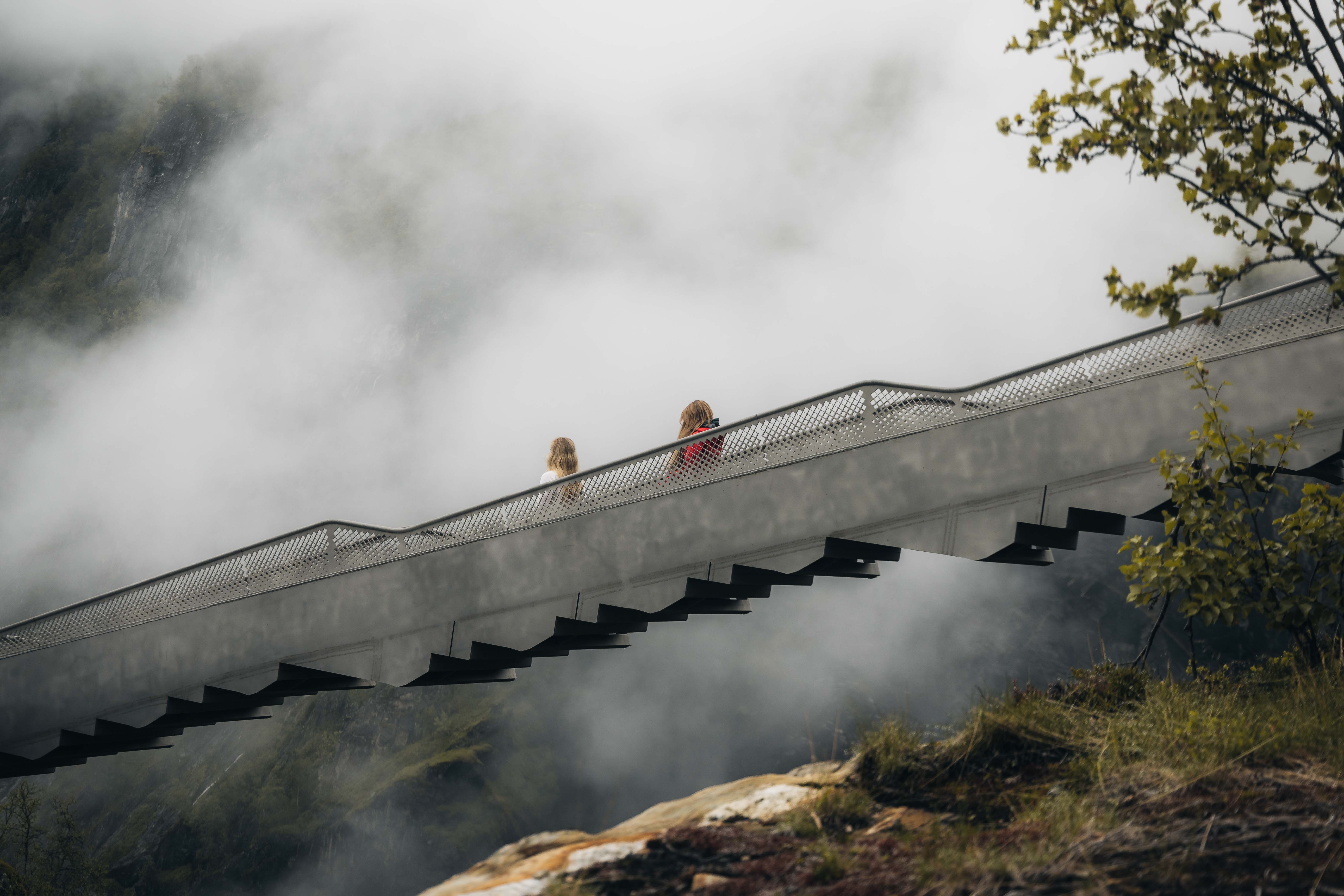Trappebrua sett fra siden, med to kvinner som går nedover broen.