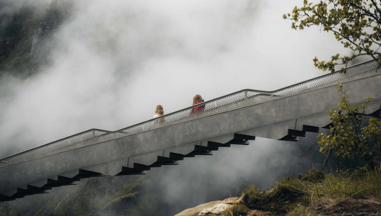 Trappebrua sett fra siden, med to kvinner som går nedover broen.