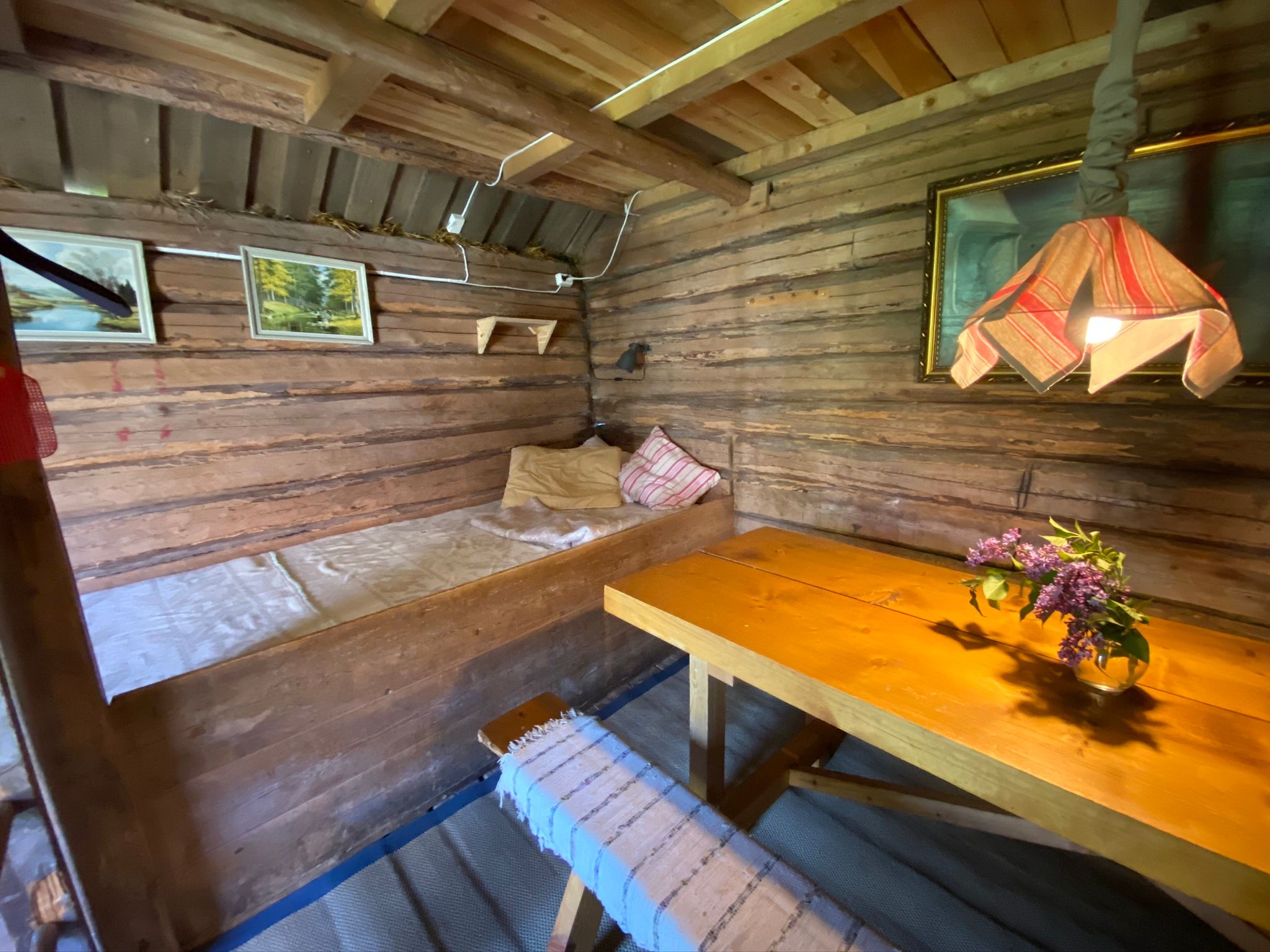 et rom med en seng og en spisestue