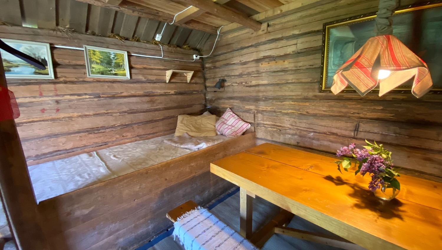 et rom med en seng og en spisestue