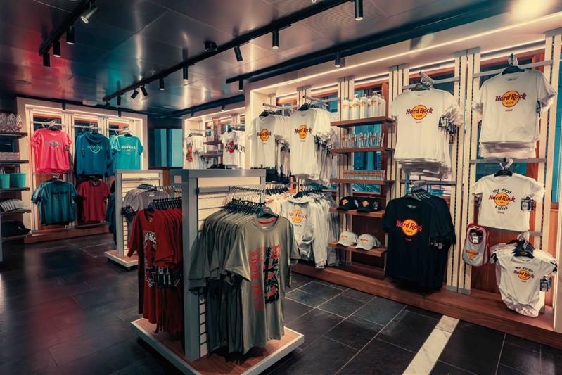 Hard Rock Cafe-t-skjorter som henger i butikken