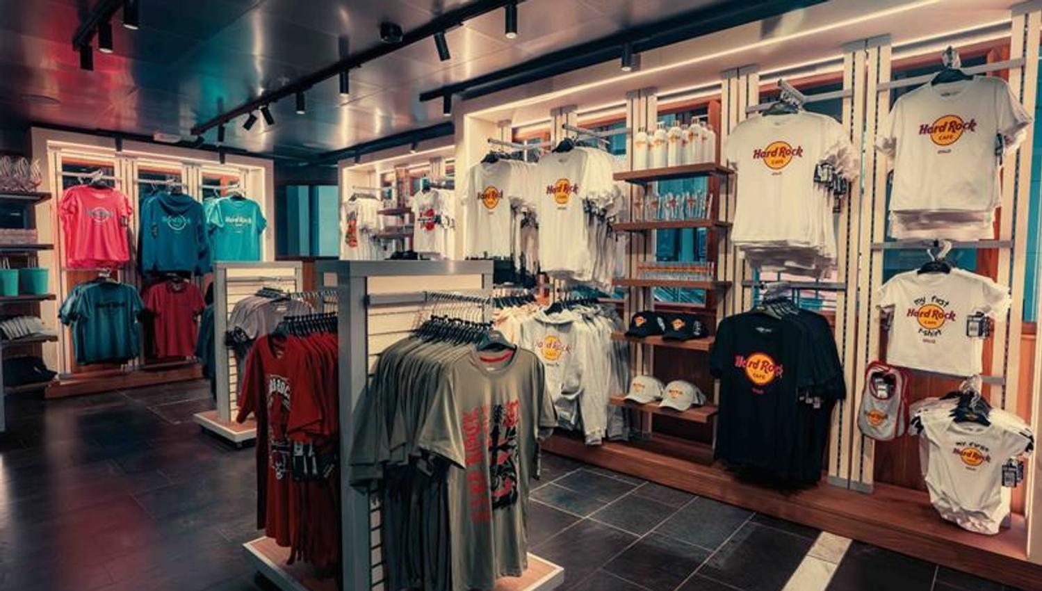 Hard Rock Cafe-t-skjorter som henger i butikken