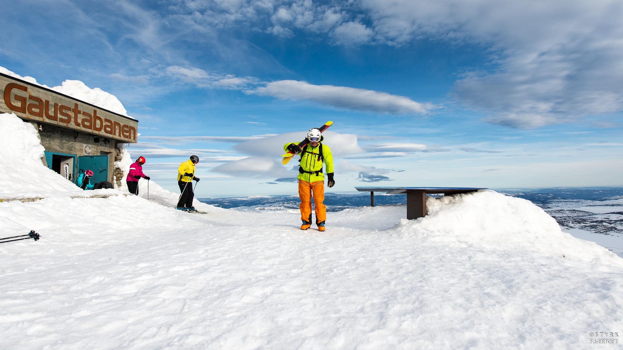 Skiløpere på toppen ved Gaustabanen