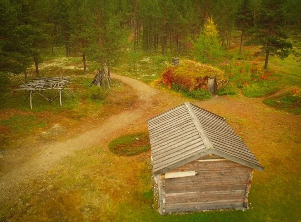 Museumsområdet inneholder en merket sti. Langs denne er det over 4000 år gamle fangstgroper tilhørende en lengre kjede med hundrevis av slike. 