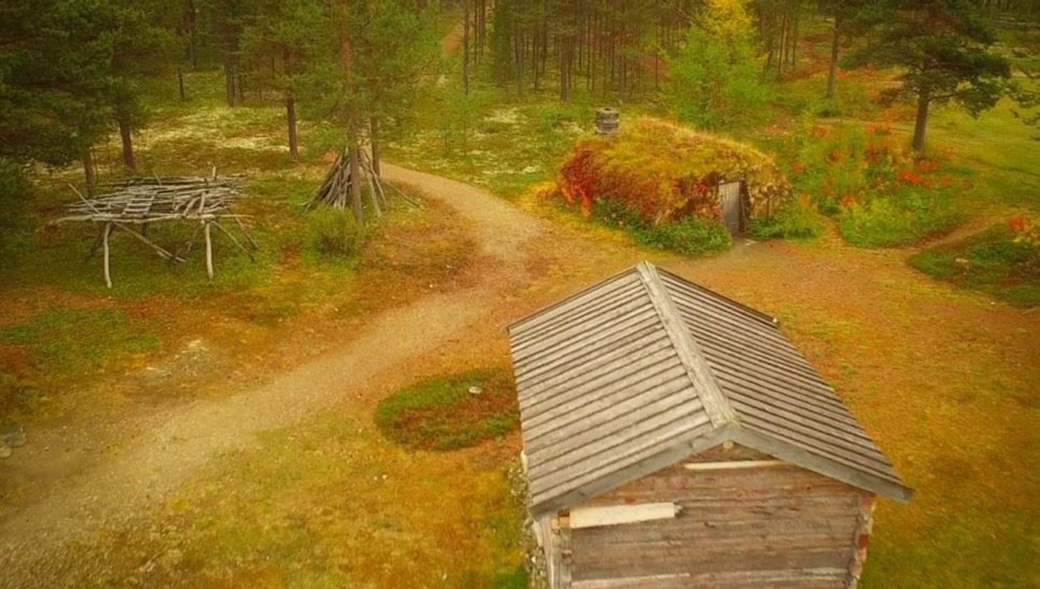 Museumsområdet inneholder en merket sti. Langs denne er det over 4000 år gamle fangstgroper tilhørende en lengre kjede med hundrevis av slike.