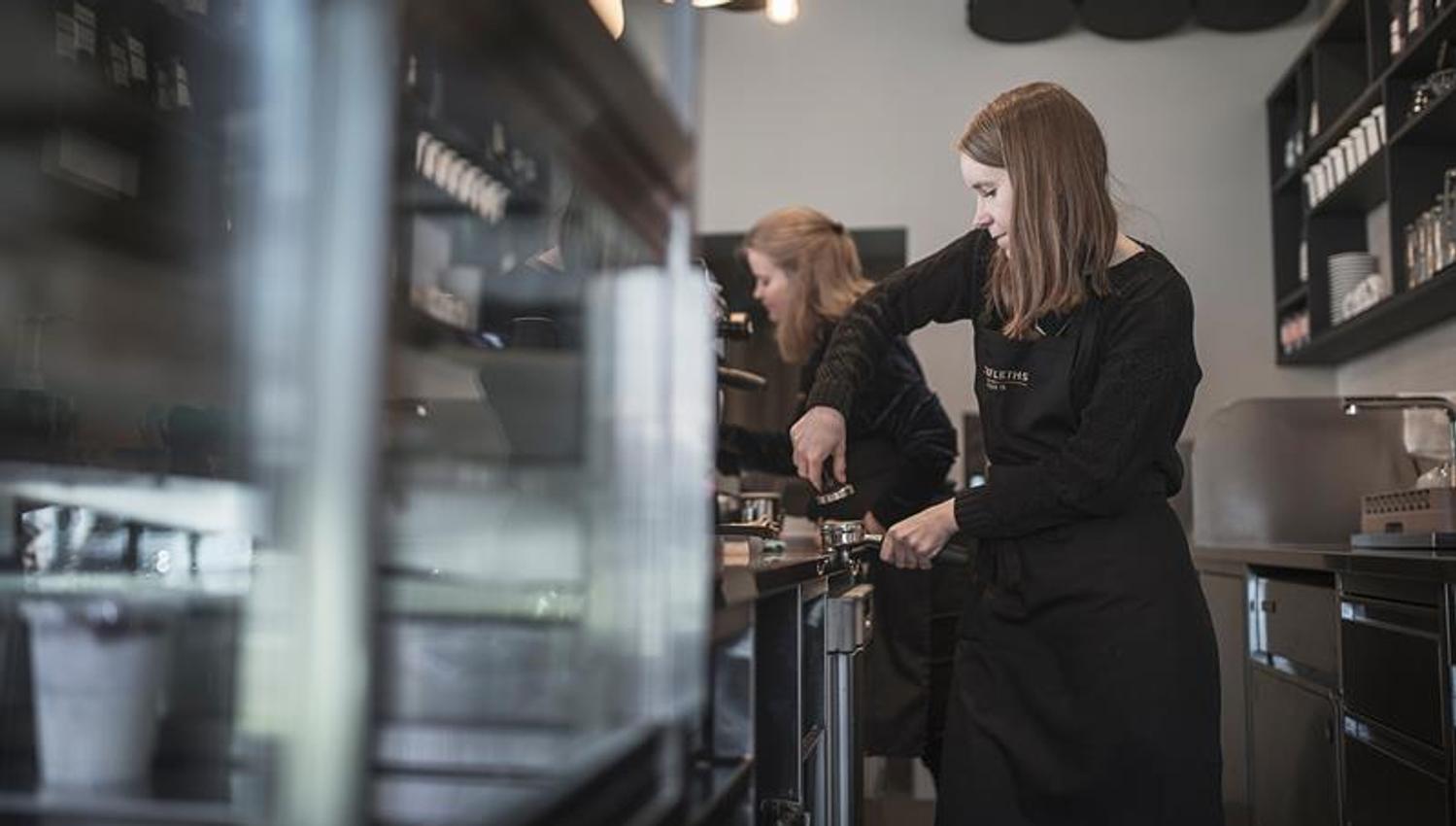 Ansatte som tilbereder kaffee