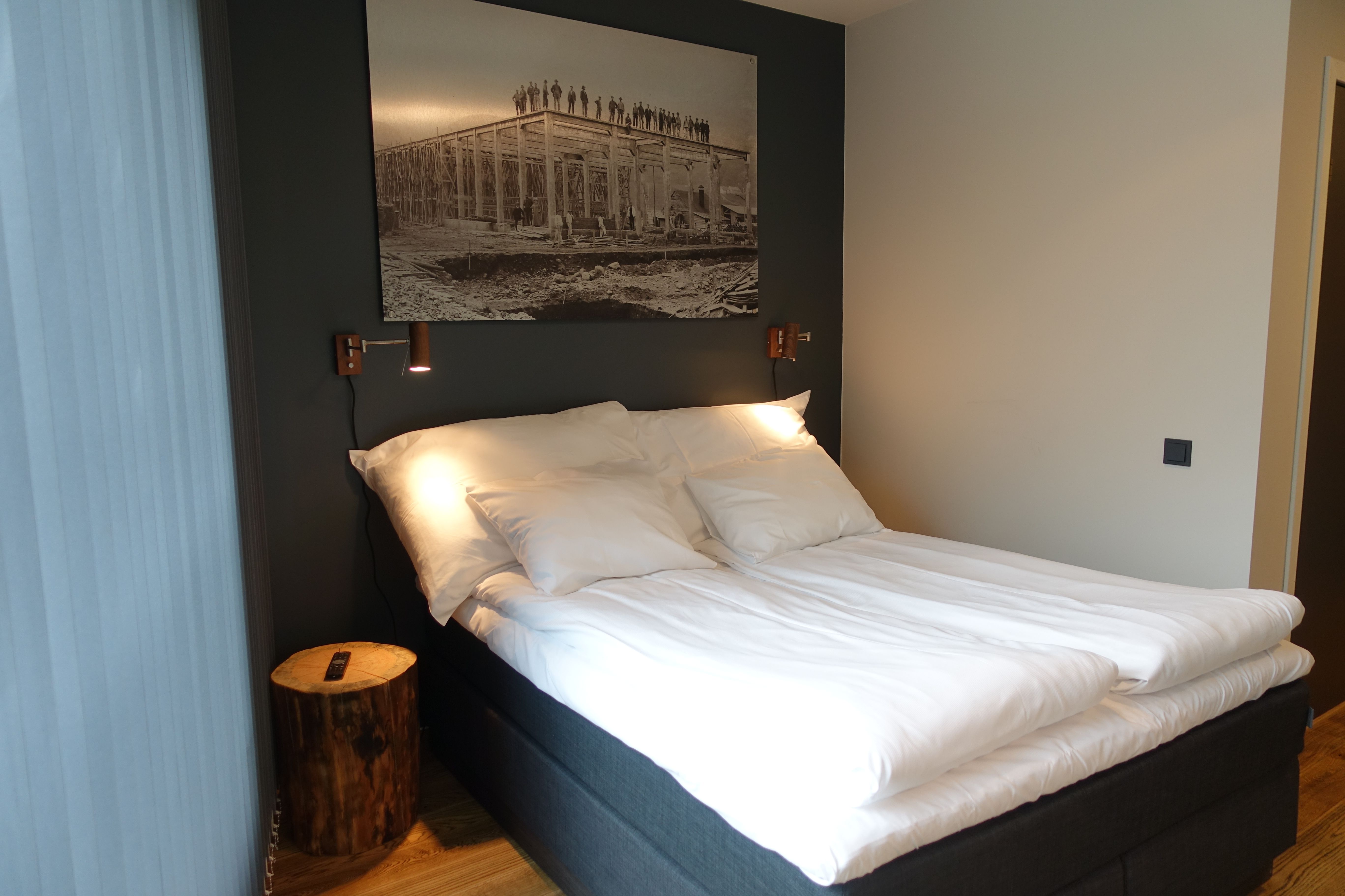 Nyt ei avslappande overnatting i eit stilfullt rom på Trolltunga Hotel.