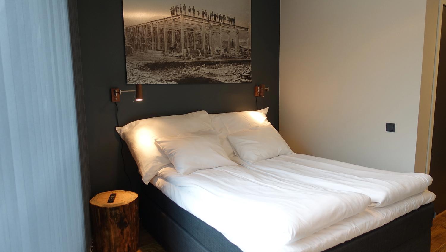 Nyt ei avslappande overnatting i eit stilfullt rom på Trolltunga Hotel.