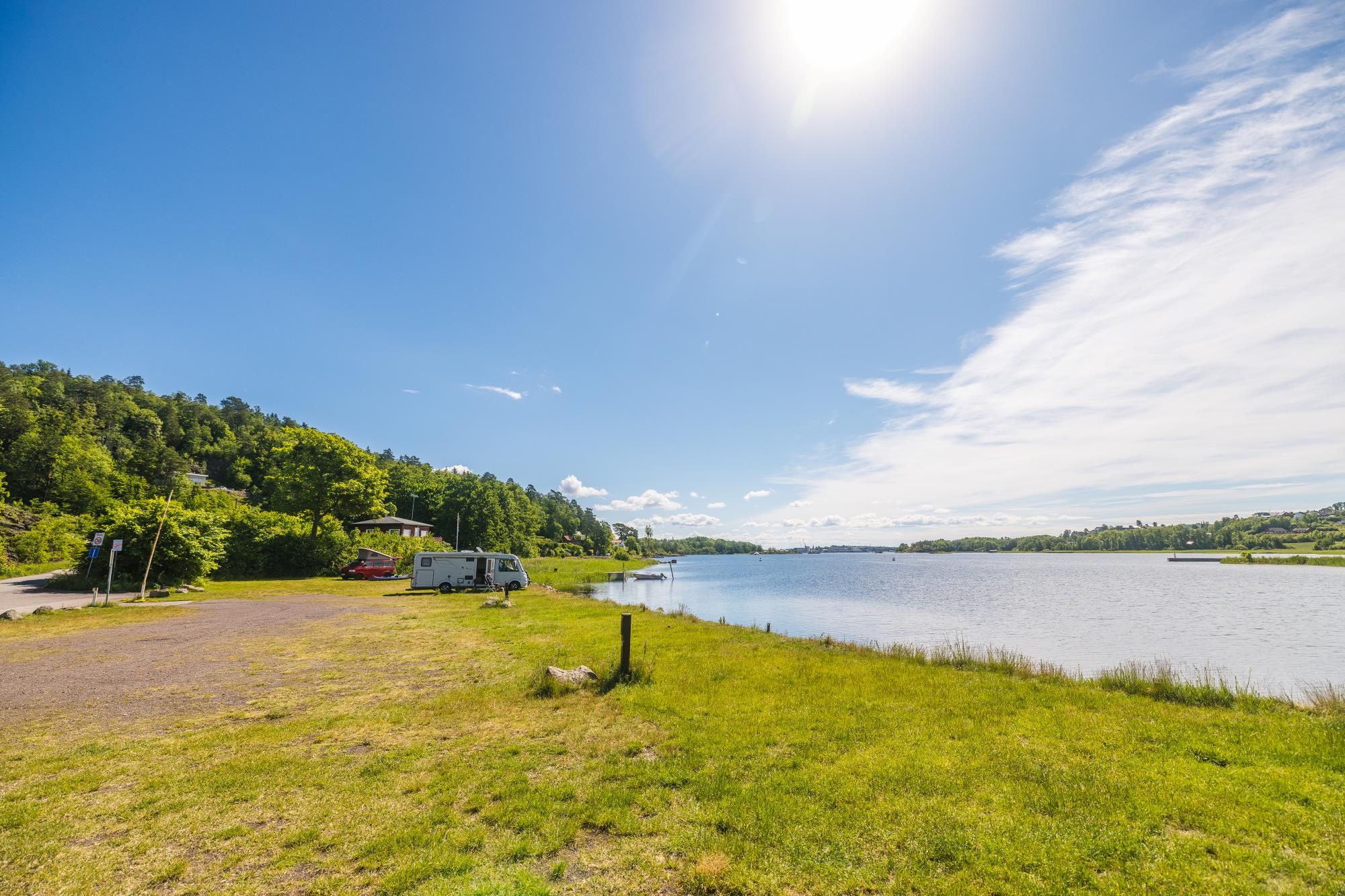 Fin bobilplass i vannkanten