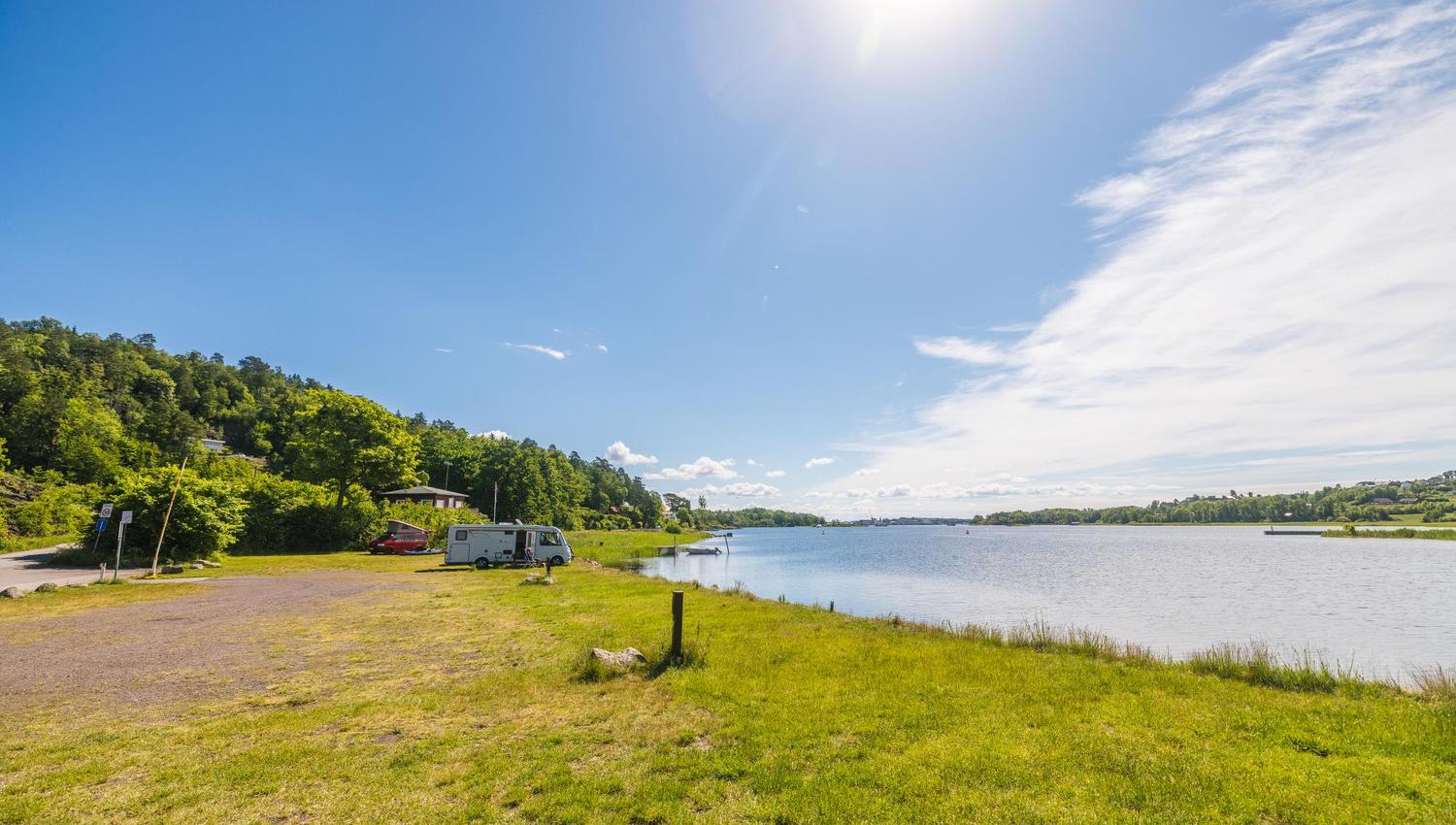 Fin bobilplass i vannkanten