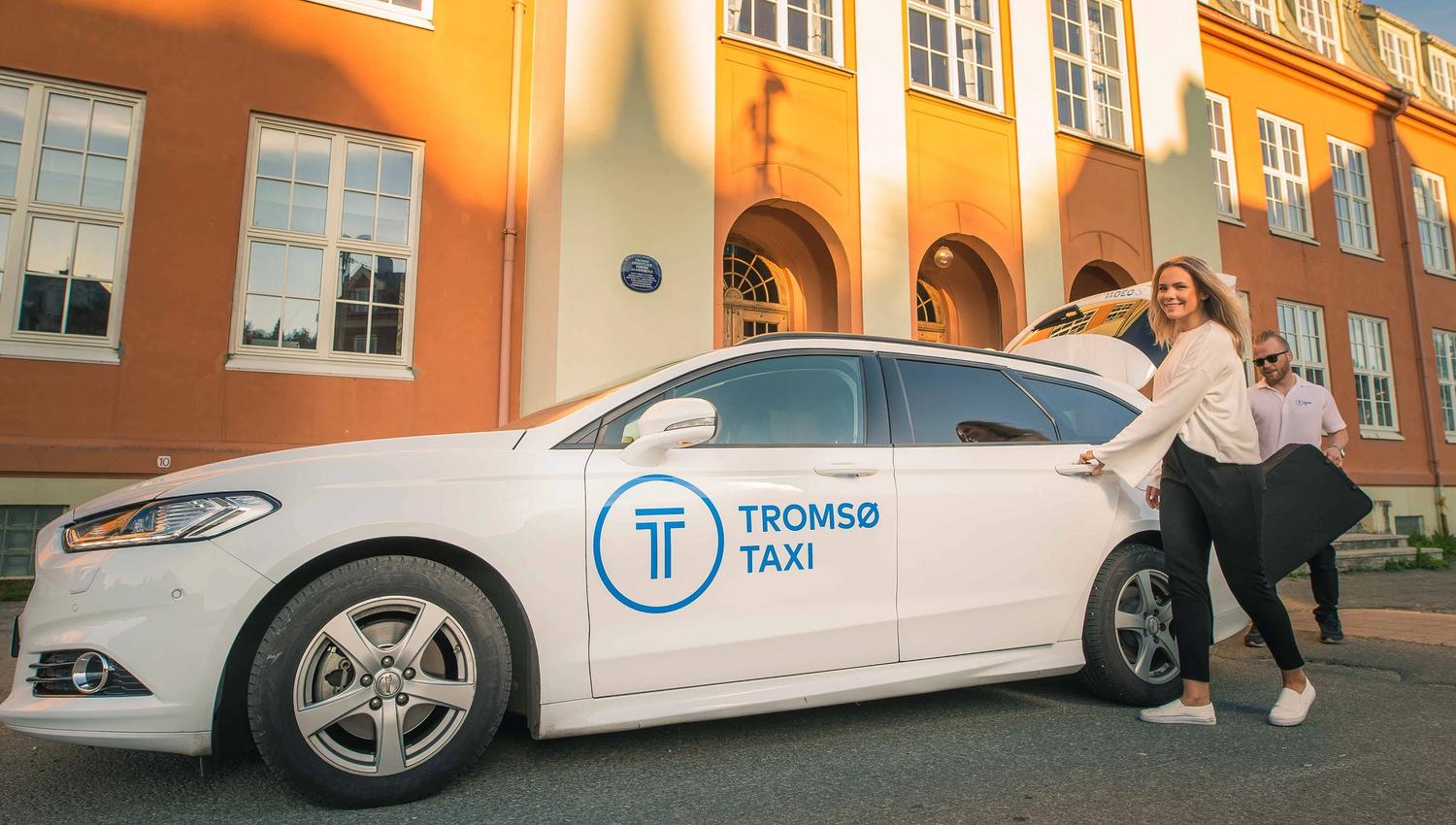 Reisende gjester på tur inn i taxi.
