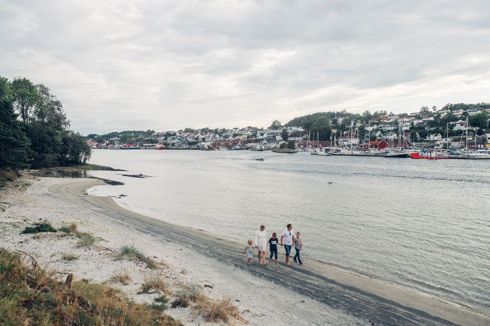 family walking along the water at Langøya swimming area 