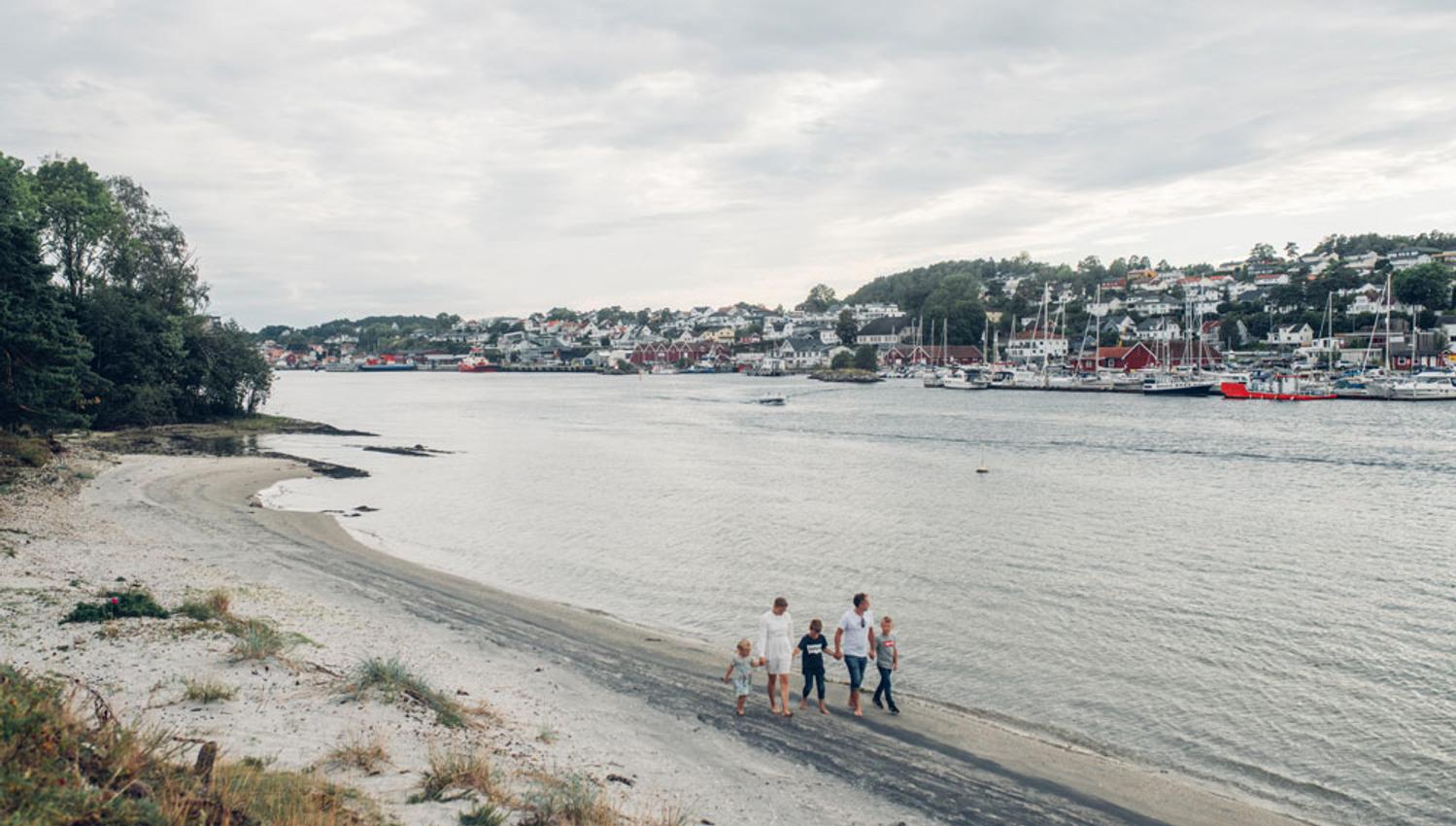family walking along the water at Langøya swimming area