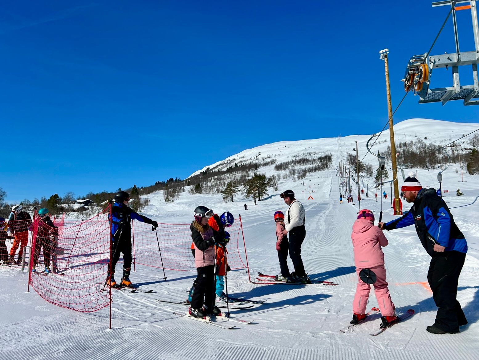 Barna koser seg i barnetrekket.